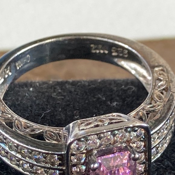 Striking HVE pink CZ and small CZ gems in sterling silver setting ring - Picture 9 of 12